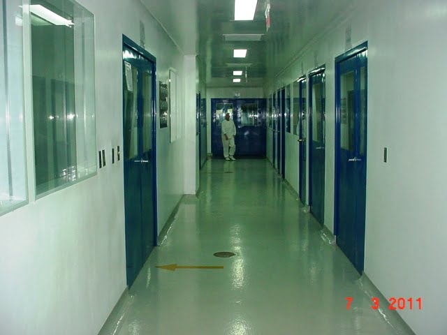 Asi se ven los pasillos, la parte amarila y una aprente mancha son senalizaciones pintadas en el piso, para evacuacion